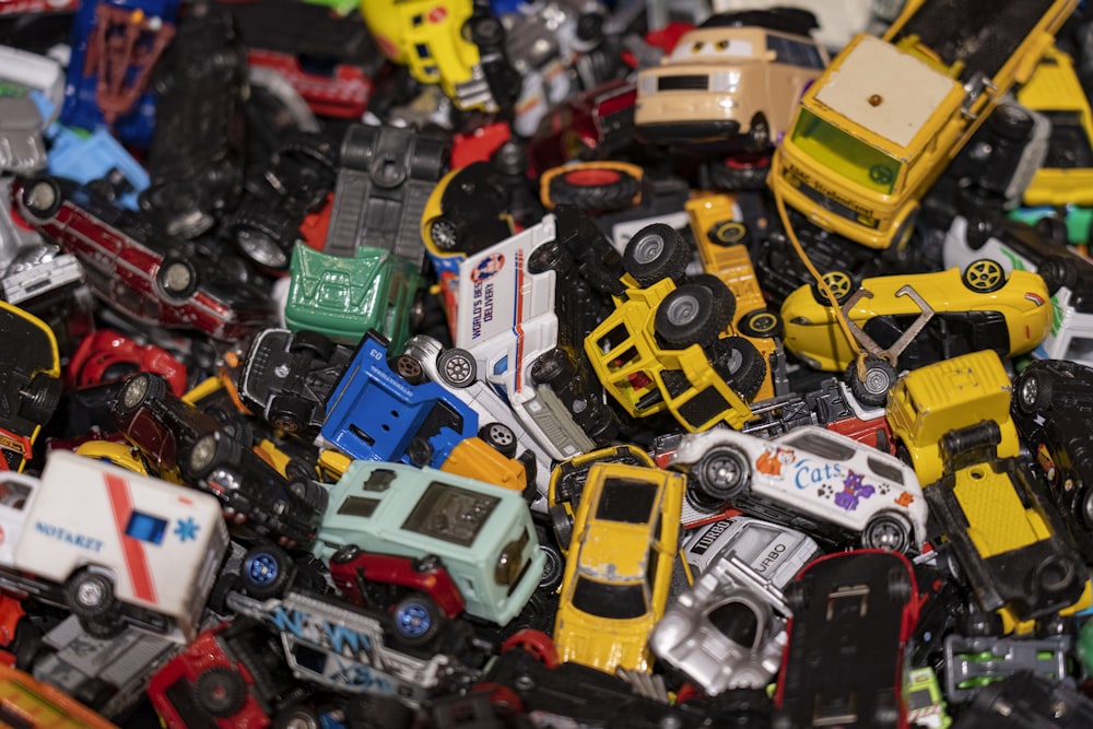 uma pilha de carros de brinquedo variados e caminhões