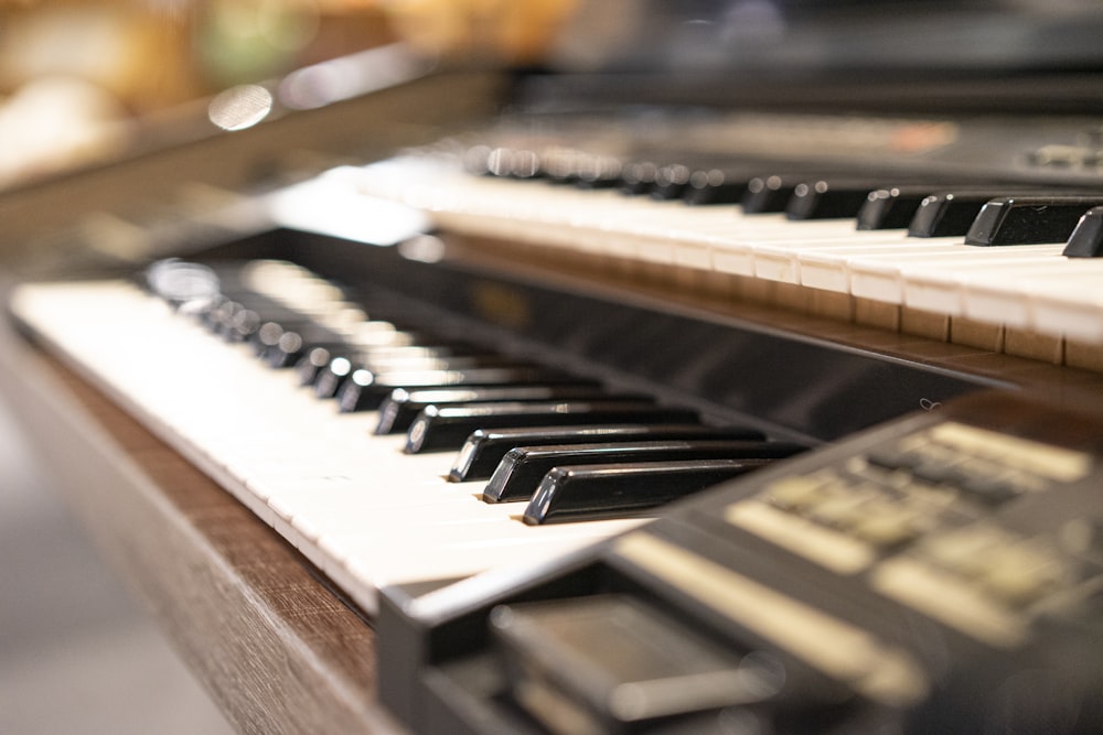 Un primo piano di una tastiera di pianoforte con molti tasti