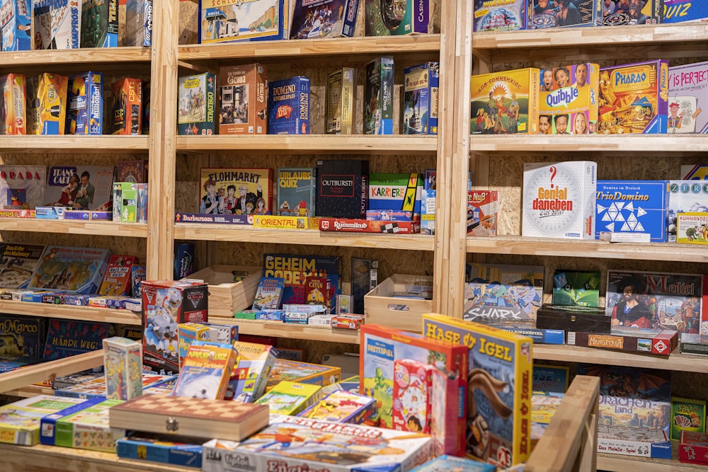 uma loja cheia de muitas prateleiras de madeira cheias de brinquedos