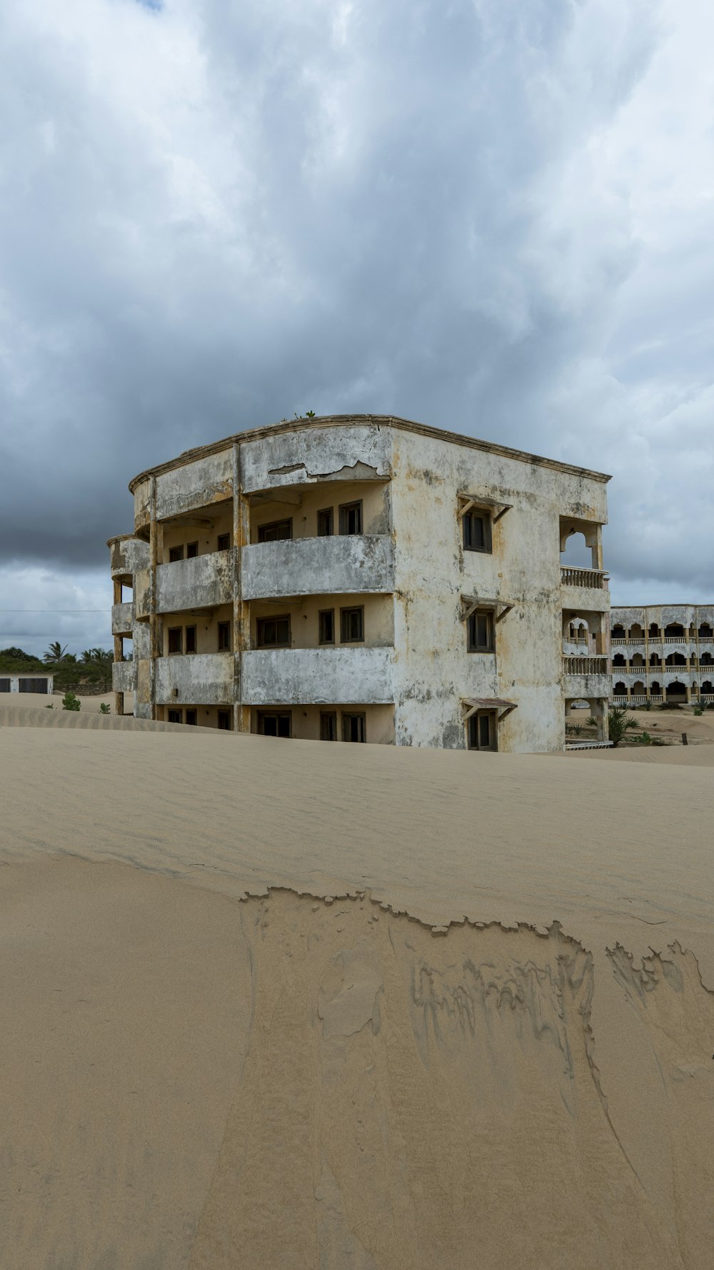 an abandoned building with graffiti on the side of it