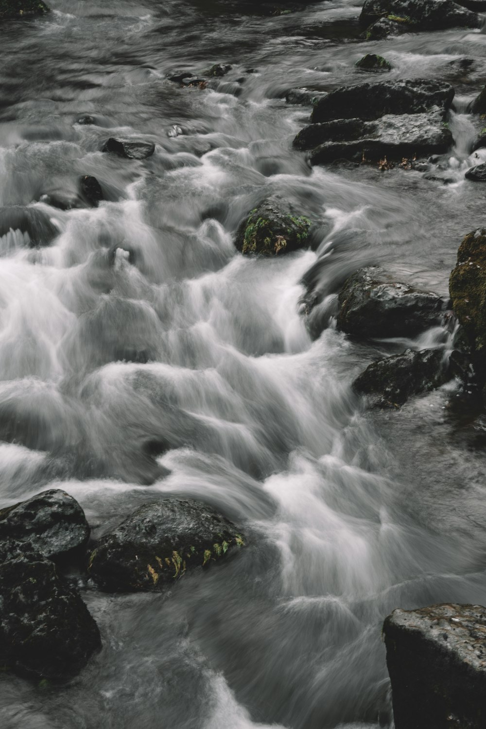 a river that has some rocks in it