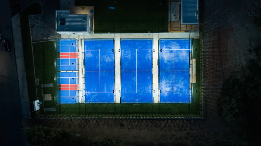 Lapangan padel di malam hari