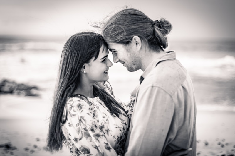 Sahilde el ele romantik çift