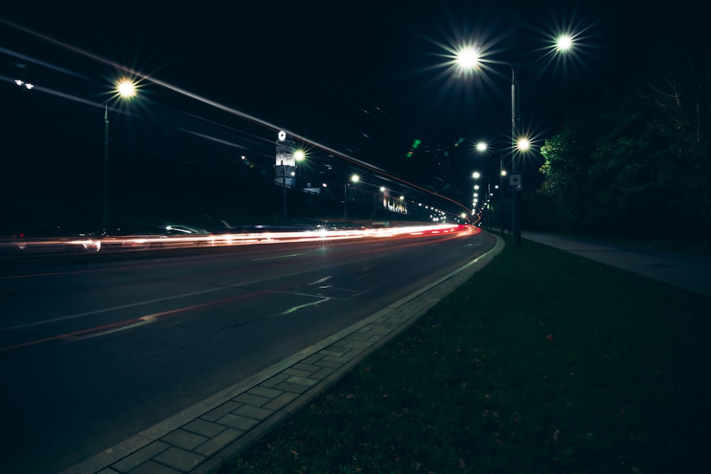 Eine Stadtstraße bei Nacht mit Straßenlaternen