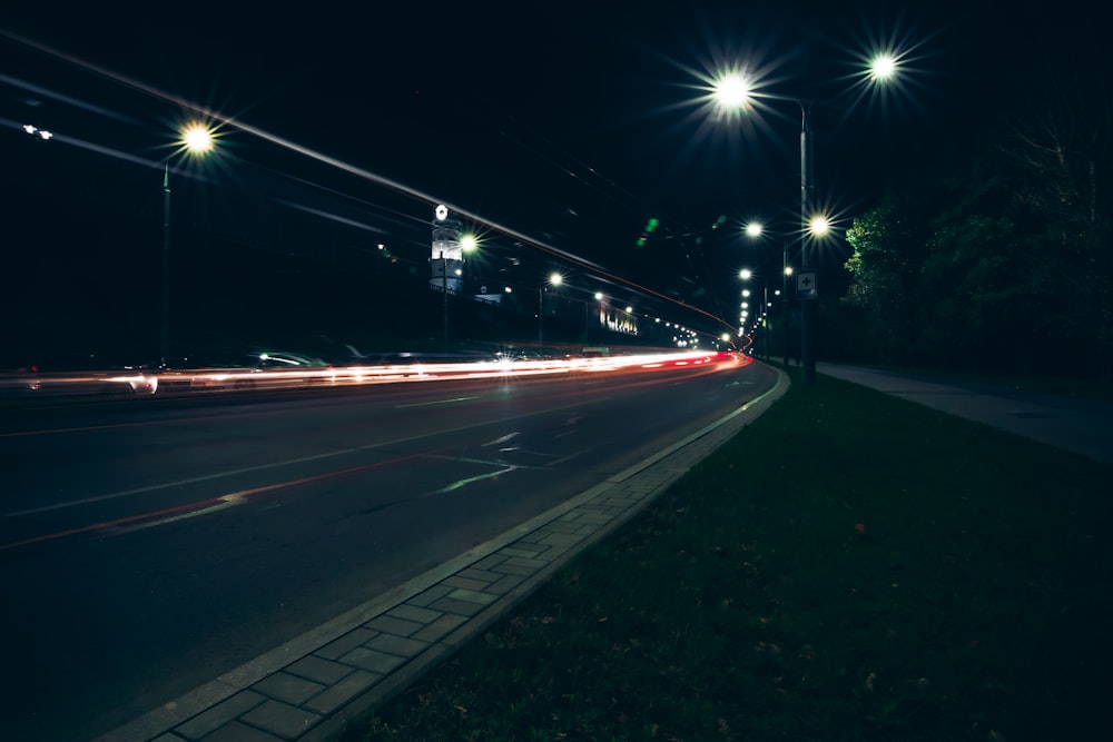 Una strada della città di notte con i lampioni