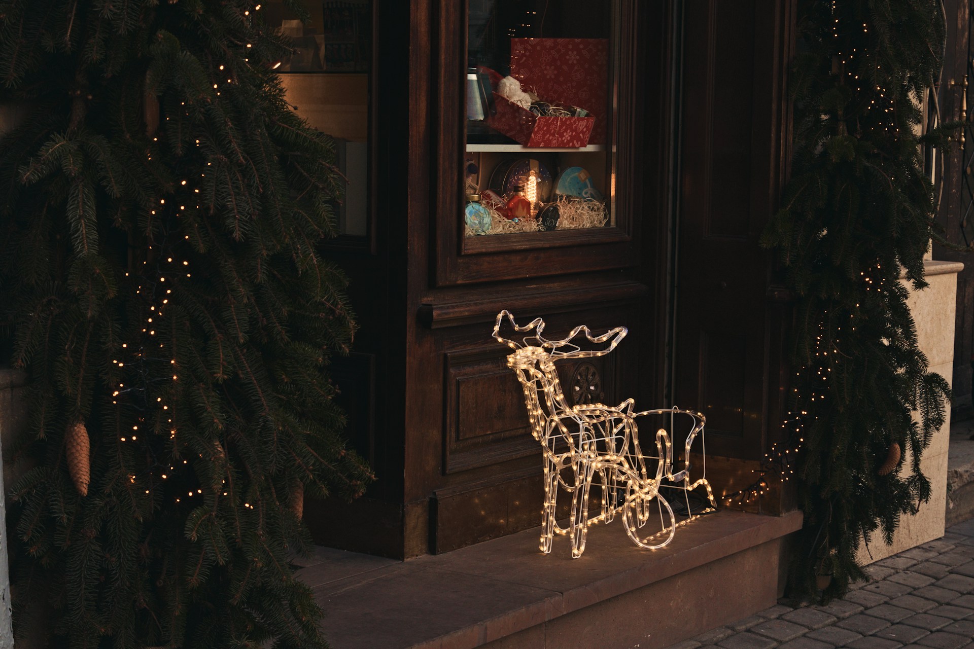 gray computer monitor