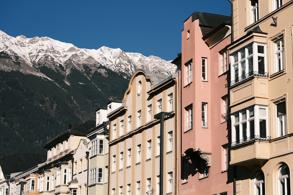 Un grupo de edificios con una montaña al fondo