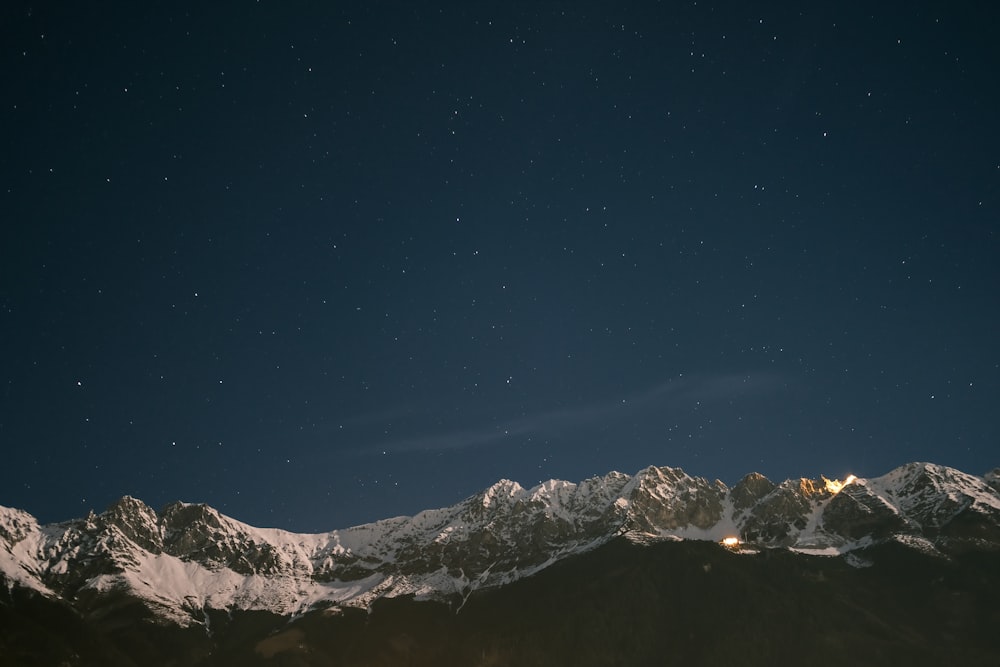 o céu noturno sobre uma cordilheira nevada