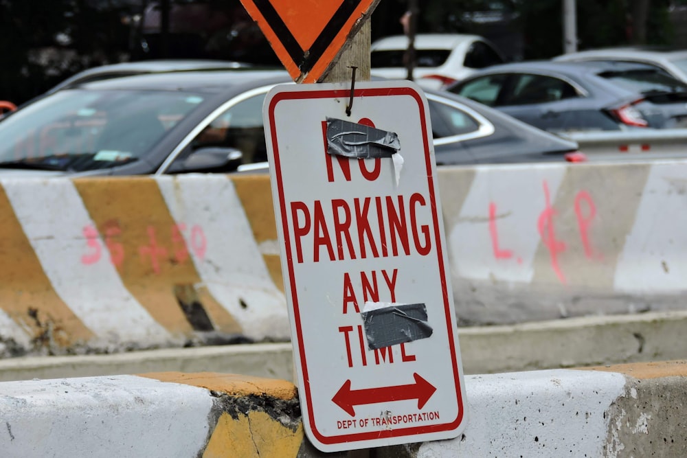 Un letrero de no estacionar en cualquier momento colgado en una valla