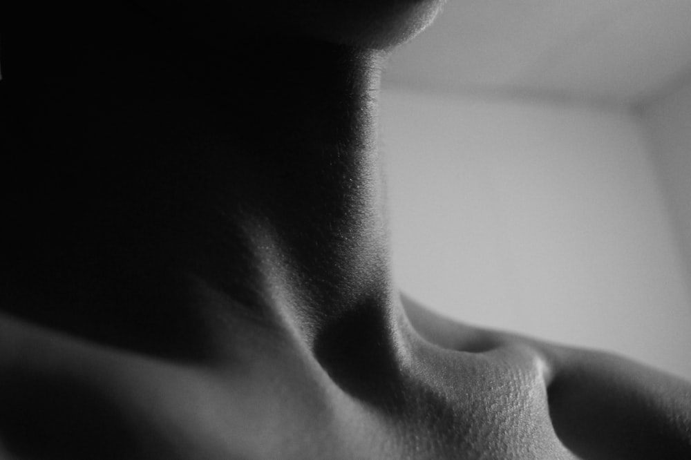 Una foto en blanco y negro del cuello de una mujer