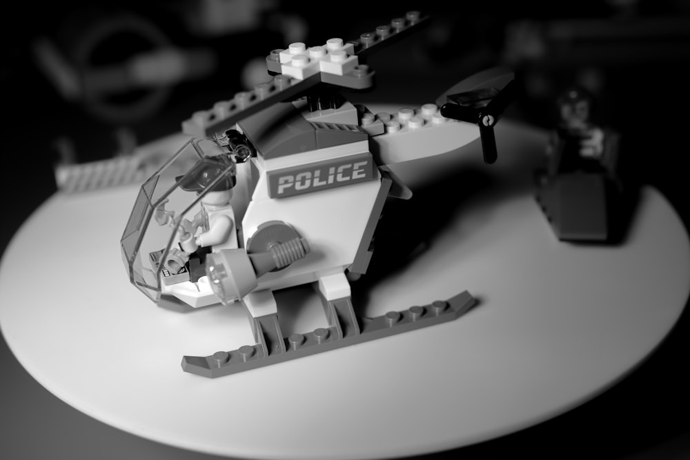 Une photo en noir et blanc d’une voiture de police Lego