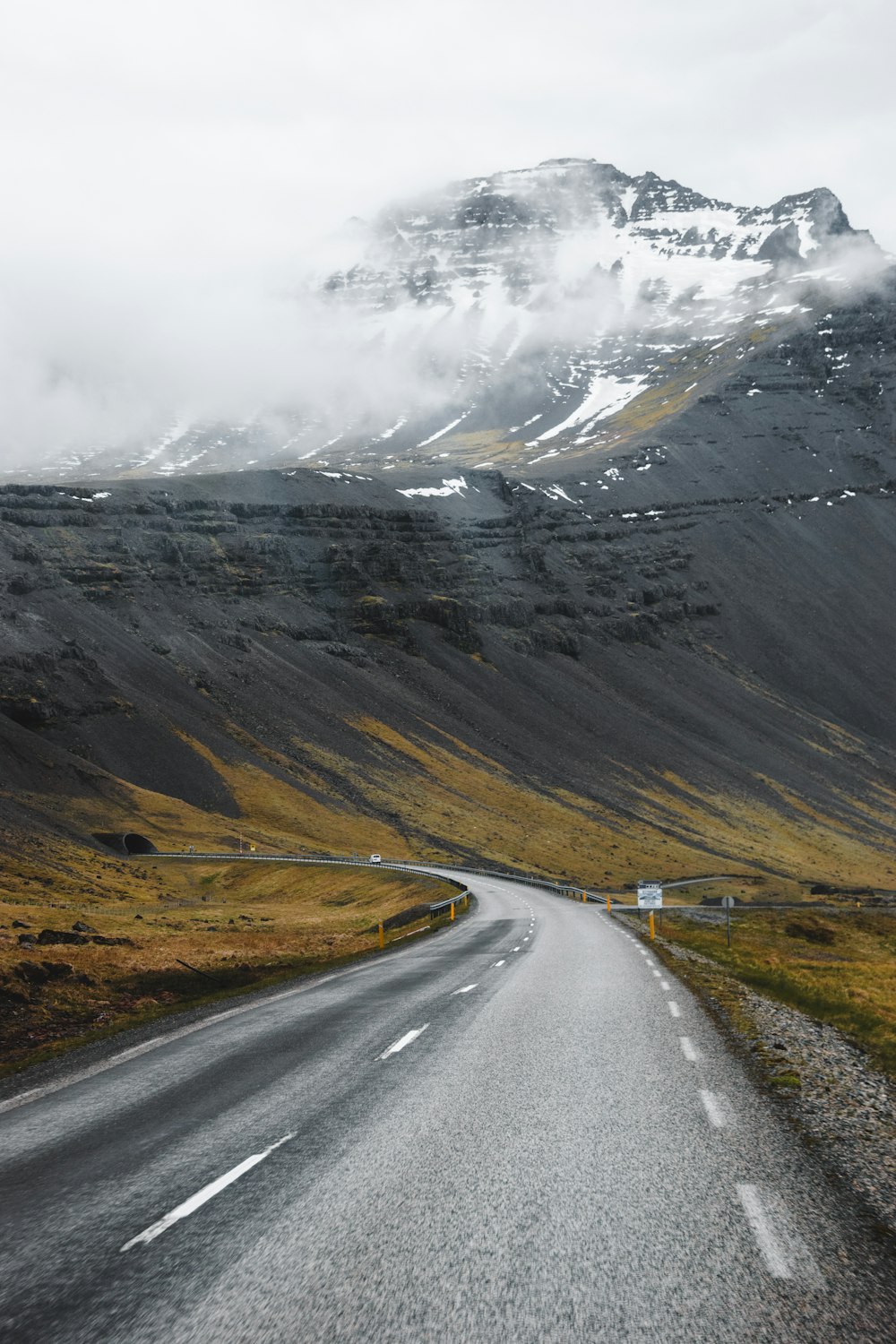 Una strada con una montagna sullo sfondo