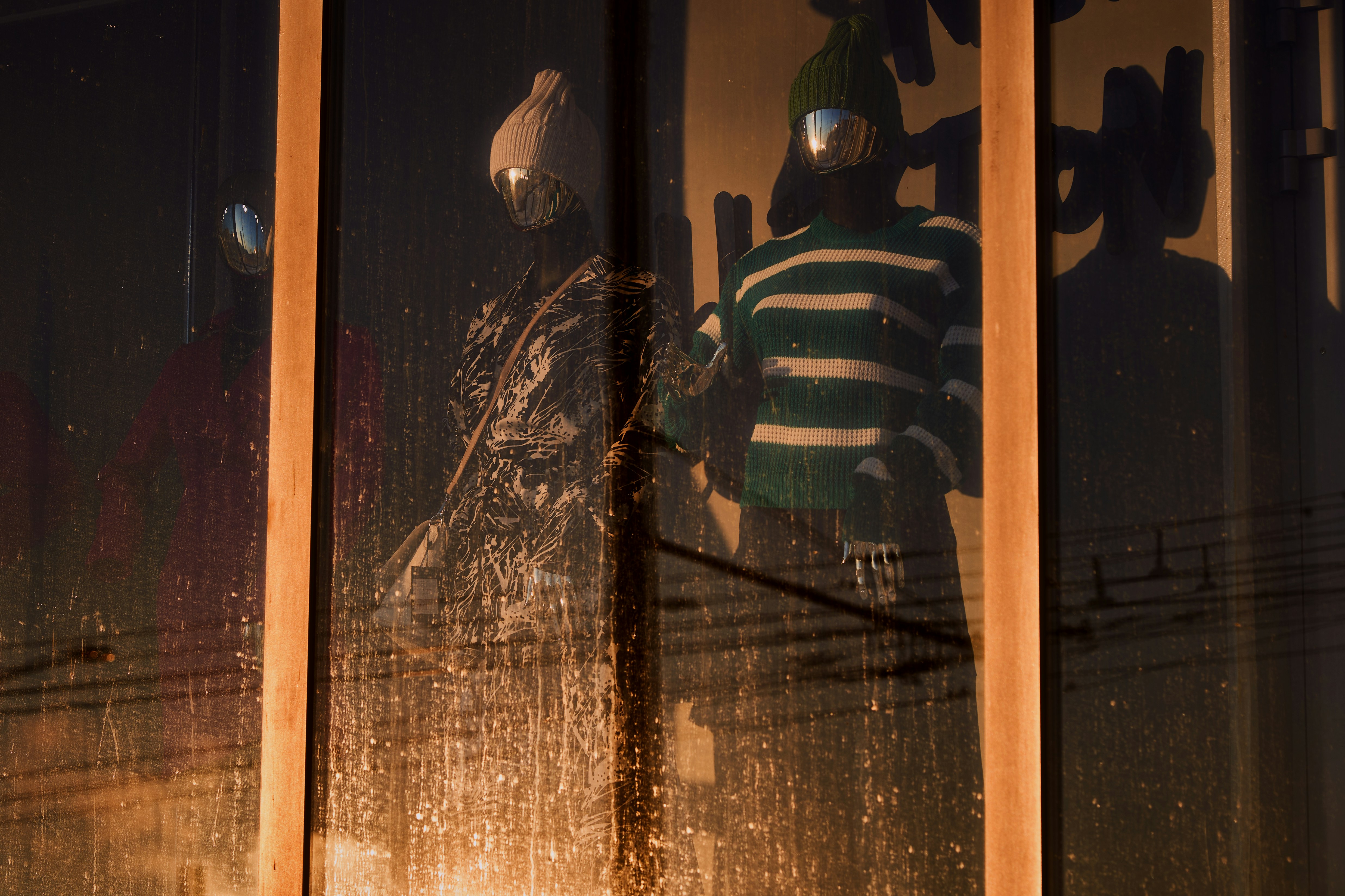 Boutique Zara vitrine avec mannequins en tenues hivernales tendance