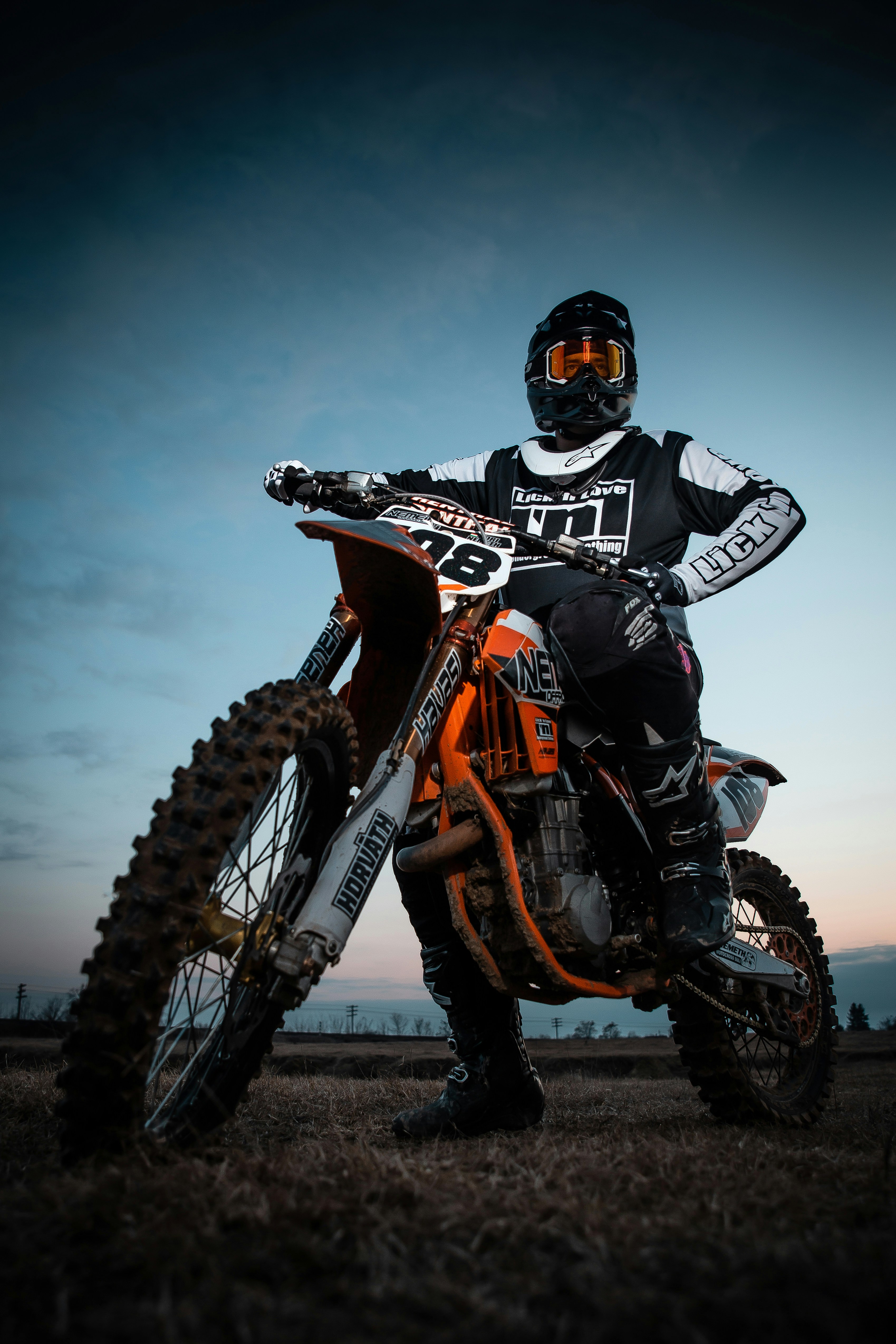 A person on a dirt bike in a field photo – Free Outdoor Image on Unsplash, image size:3000x4500