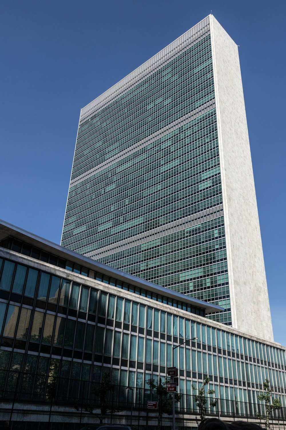 Un edificio molto alto con molte finestre