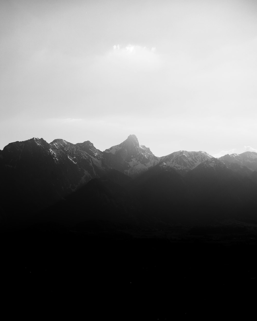 Una foto in bianco e nero di una catena montuosa