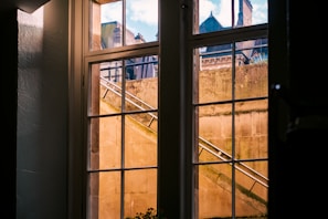 A split view showing both the panoramic overview and zoomed-in detail of a storefront