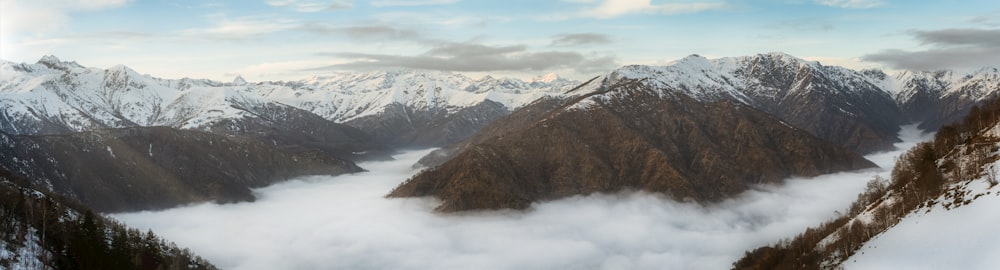 uma vista de uma cordilheira coberta de neve