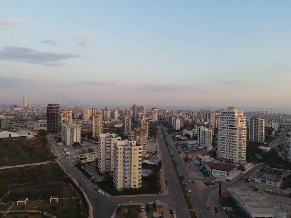 Una vista de una ciudad con edificios altos