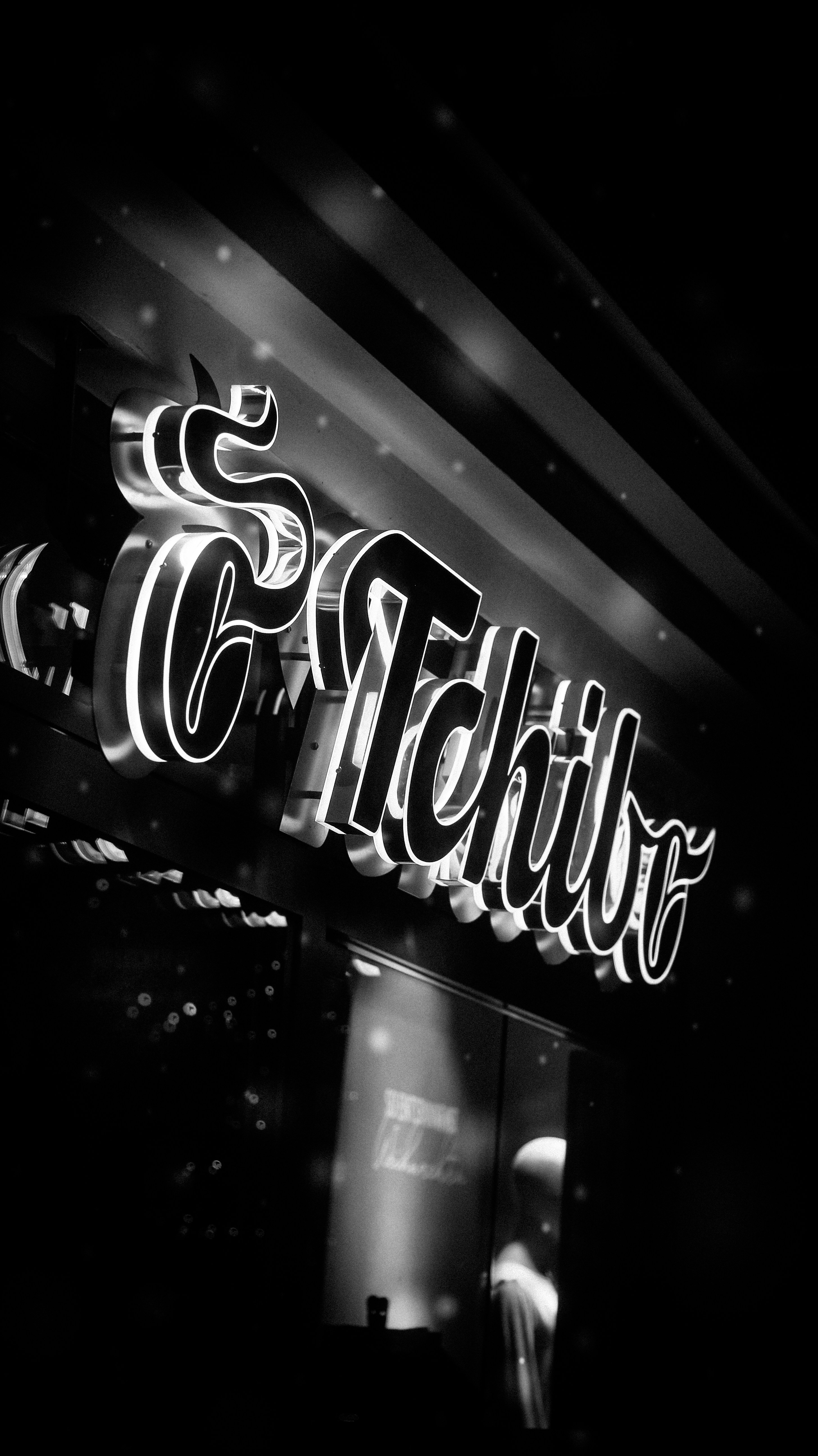uma foto em preto e branco de uma placa para um restaurante