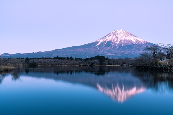 奈良田湖・山の湖面反射