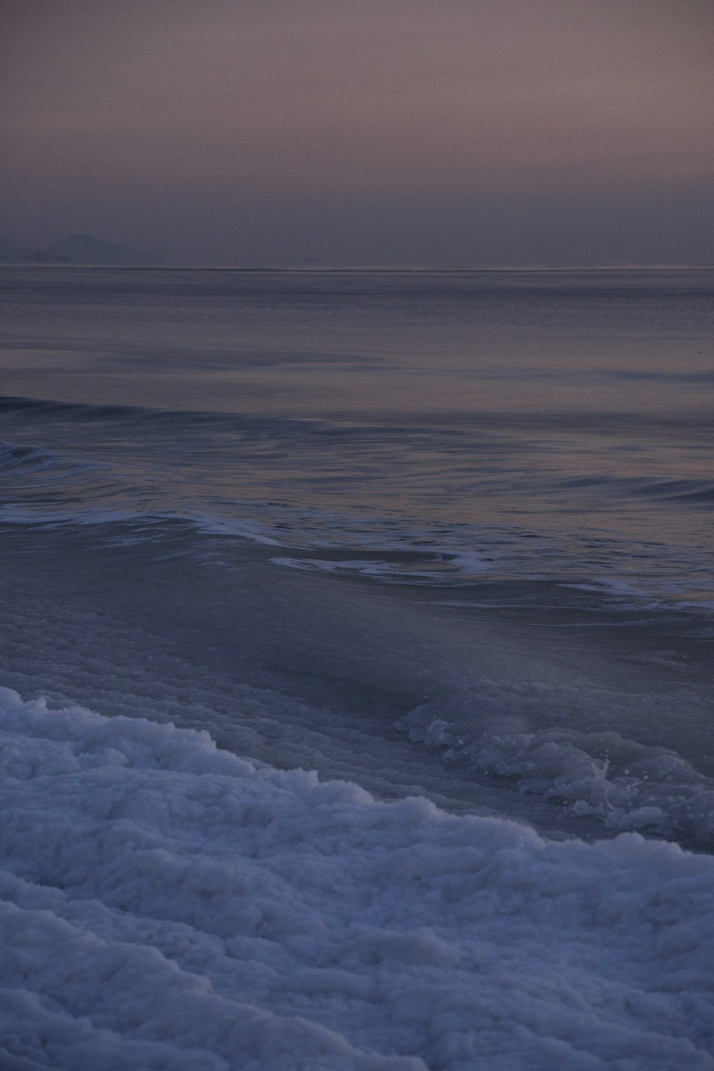une personne debout sur une planche de surf dans l'eau photo – Photo Mer  Gratuite sur Unsplash