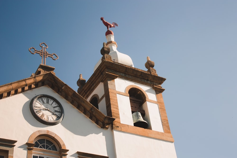 ein Kirchturm mit Glocke und Uhr