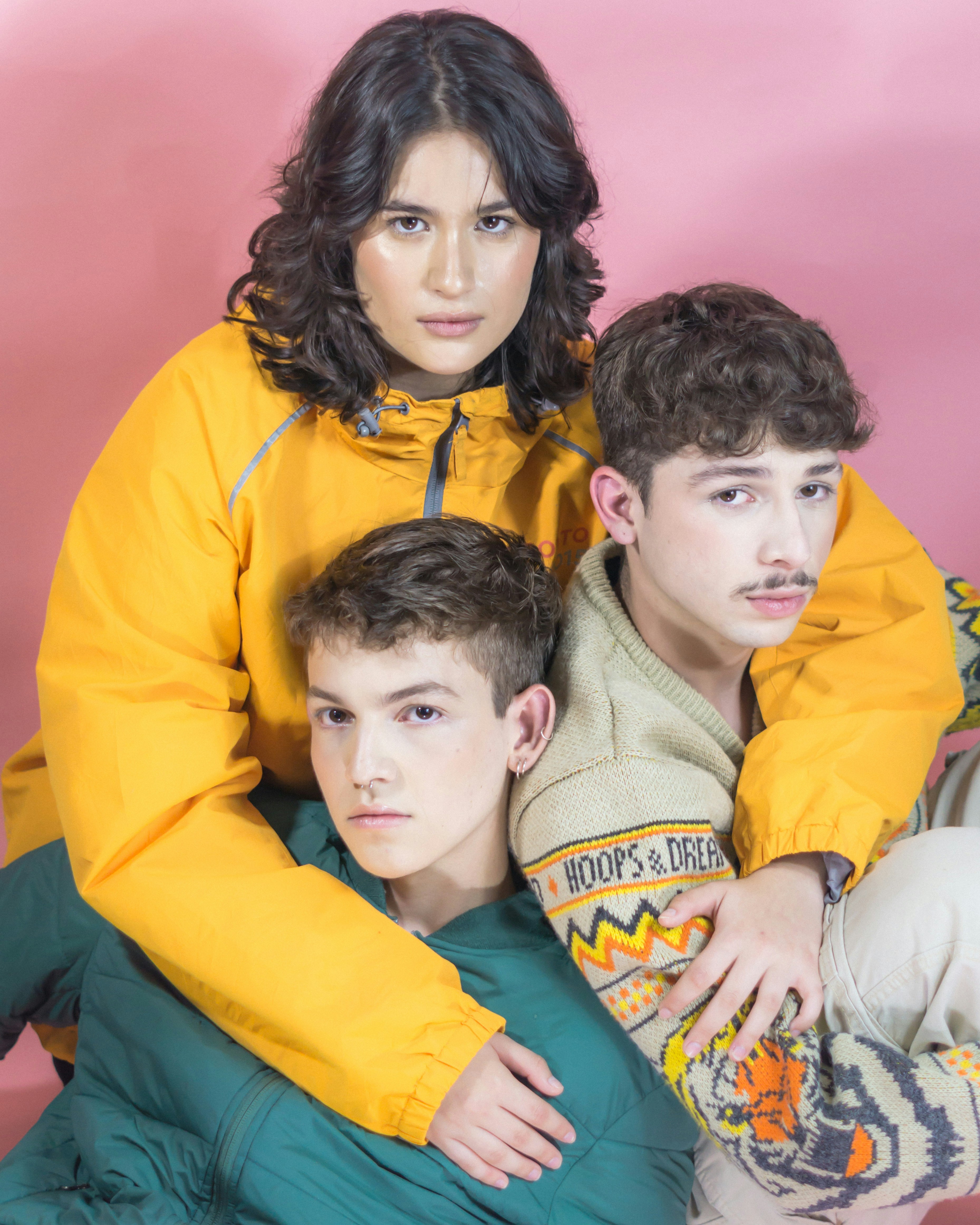 uma mulher e dois meninos posando para uma foto