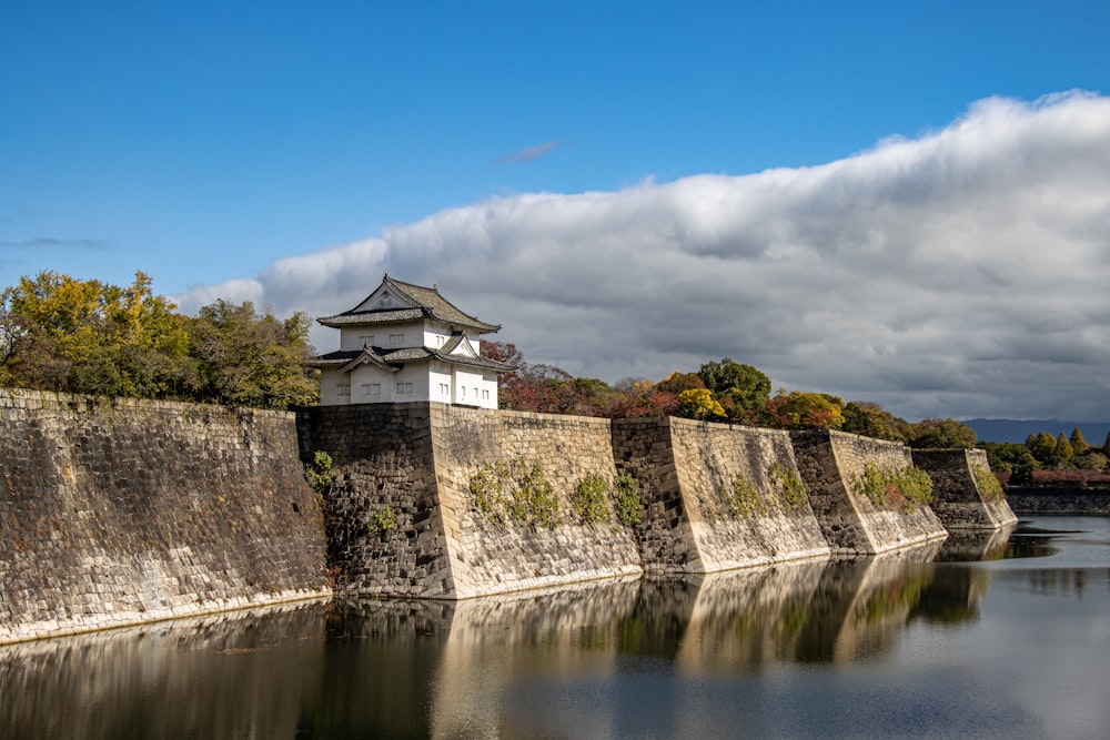 un grande specchio d'acqua accanto a un muro di pietra