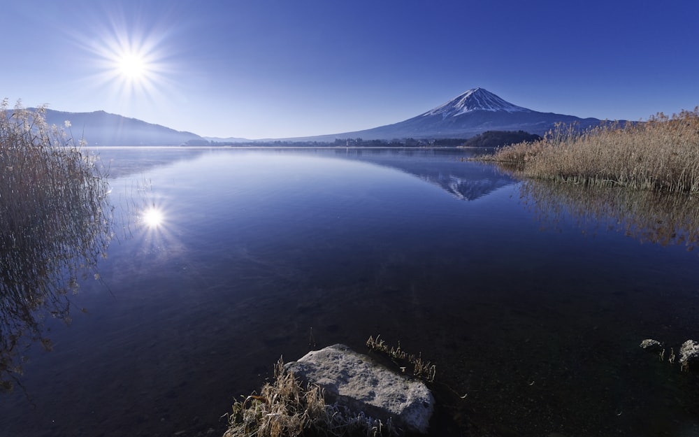 um lago com uma montanha no fundo