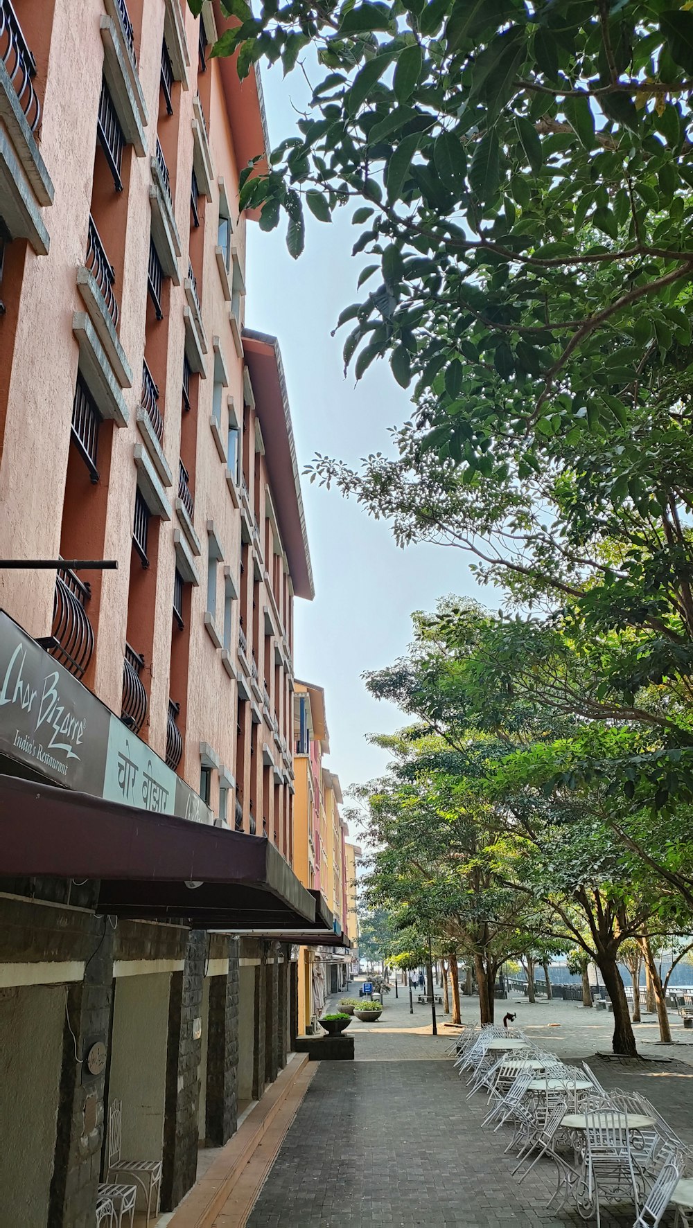 a row of white chairs sitting next to a tall building