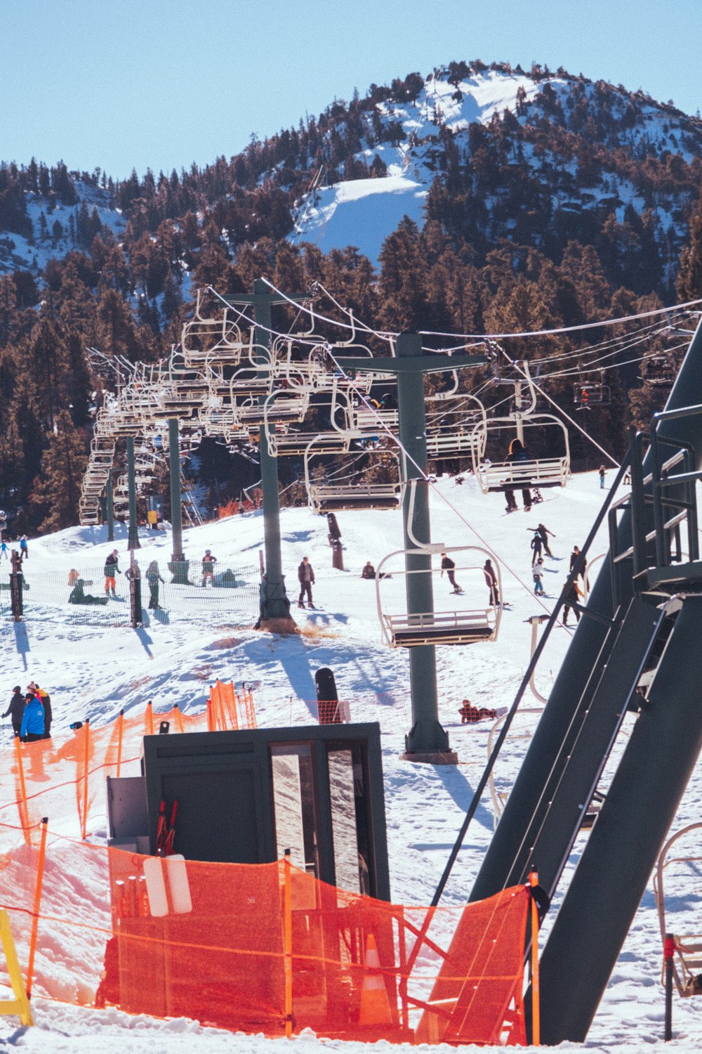 Un grupo de personas montando esquís por una pendiente cubierta de nieve