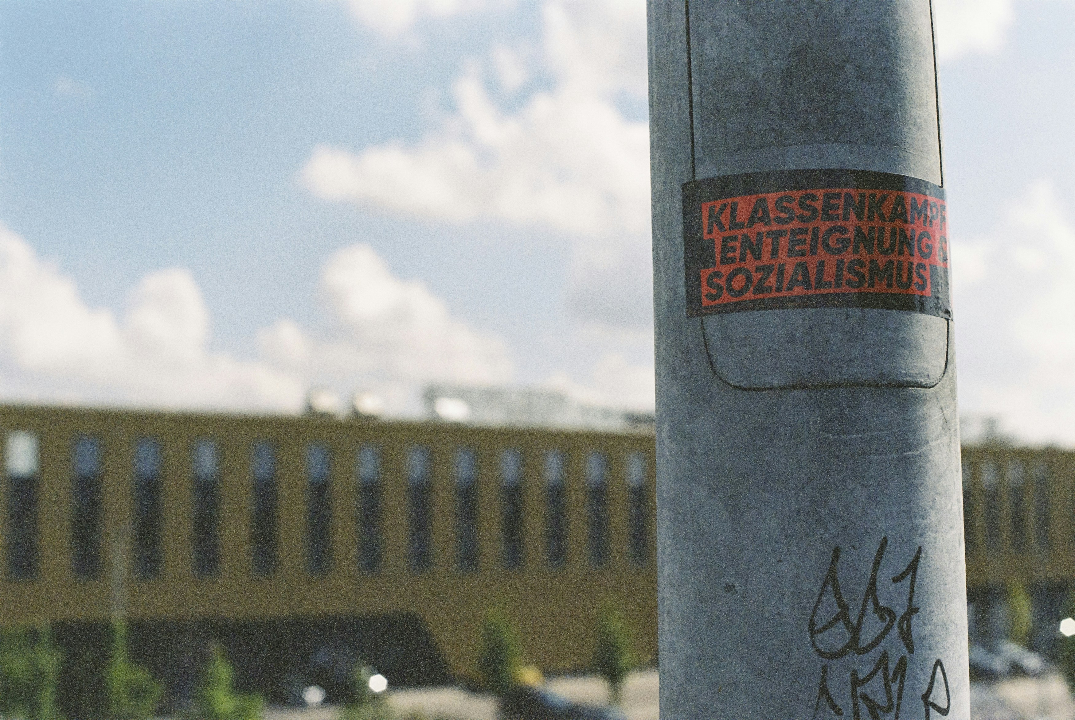 Class struggle • Expropriation • Socialism – Urban protest counter subculture. Leica R7 (1994), Summilux-R 1.4 50mm (1983). Hi-Res analog scan by www.urbanfilmlab.com – Kodak SO-553 100 (expired 2005)