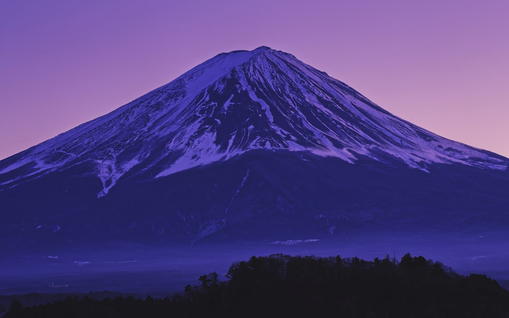 紫色の空を背景に雪に覆われた山
