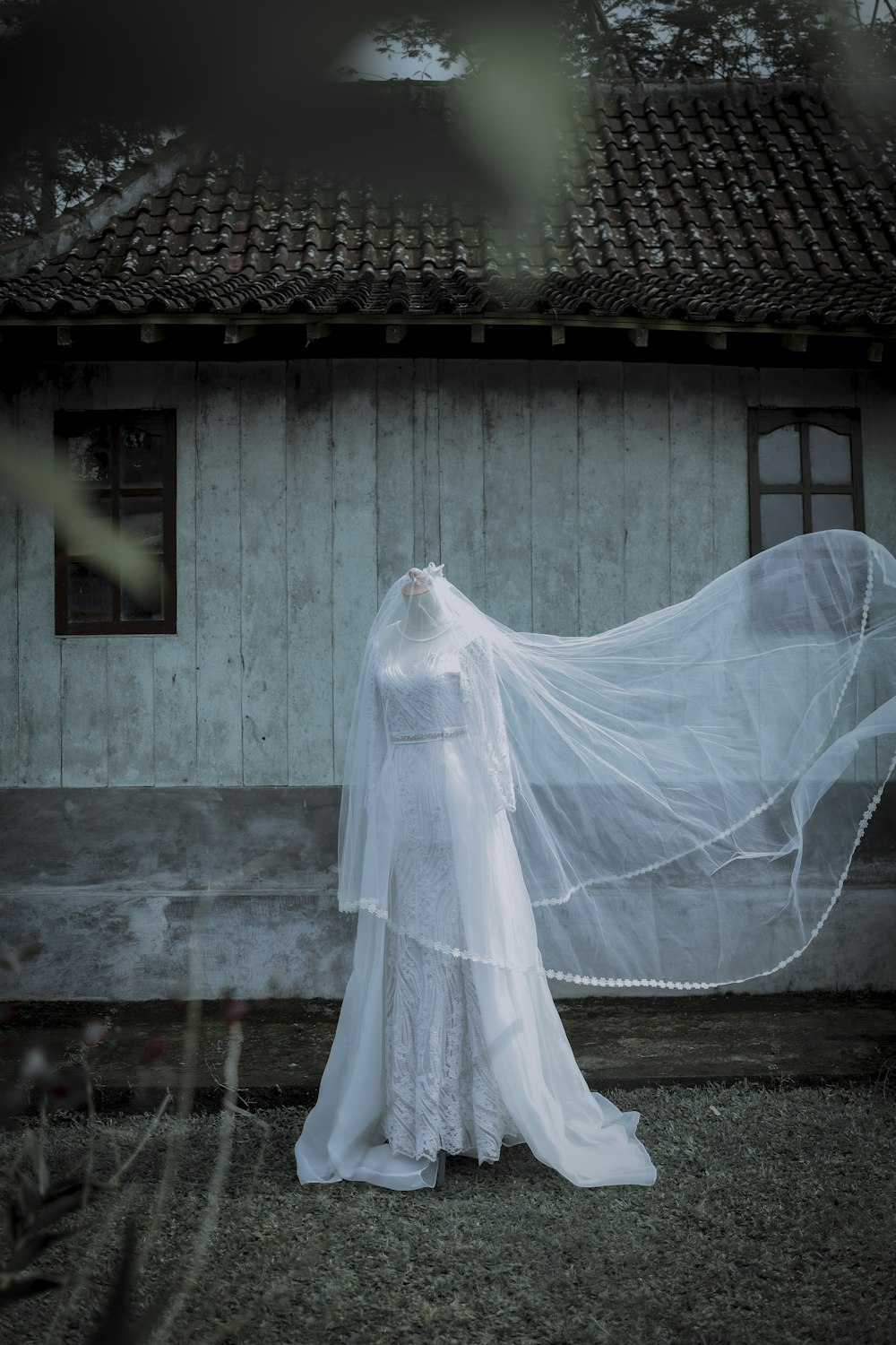 une femme en robe de mariée avec un voile