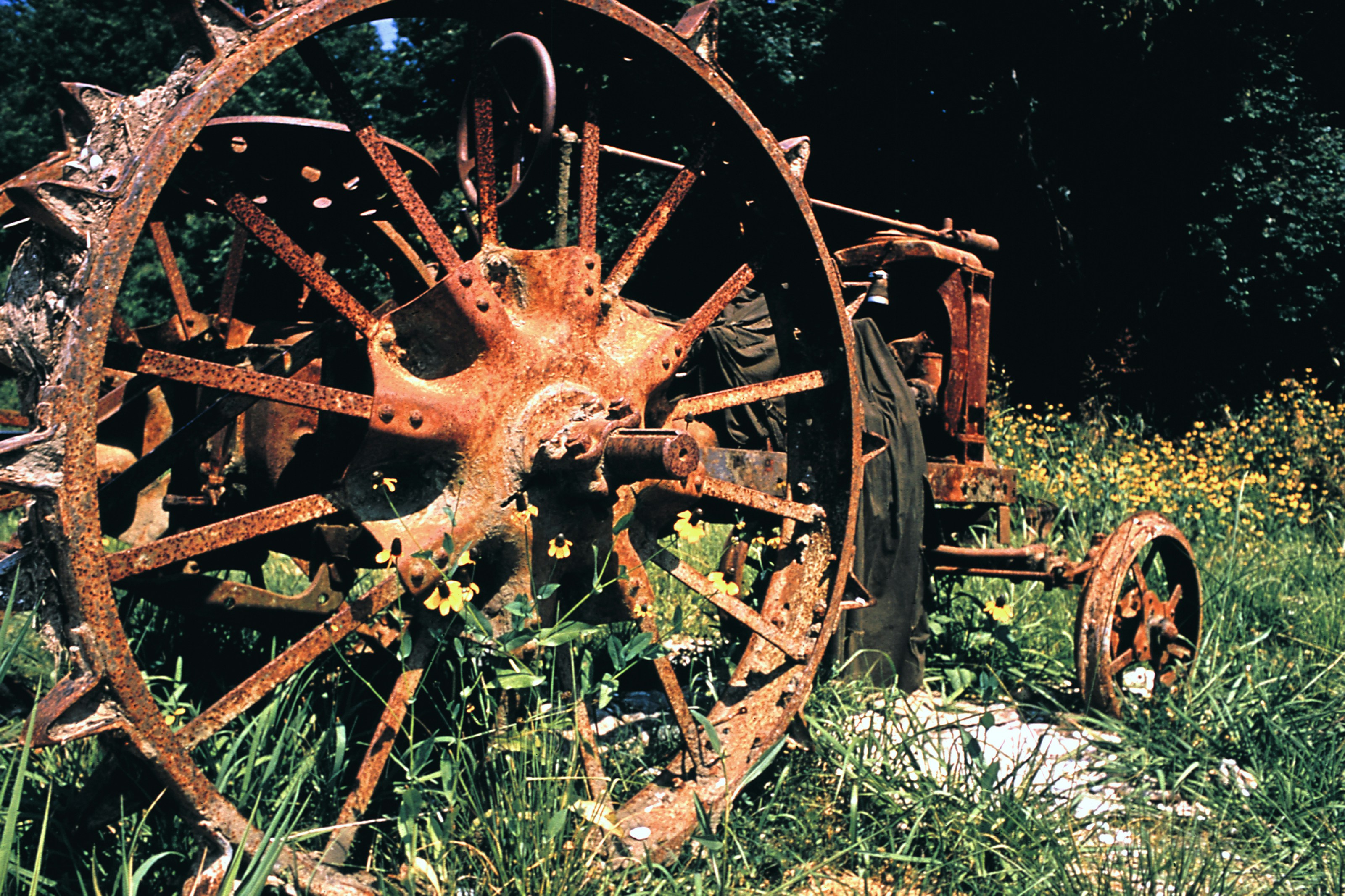 Jun. 1972: Abandoned tractor, near the Mississippi river bank (John Messina / Documerica)