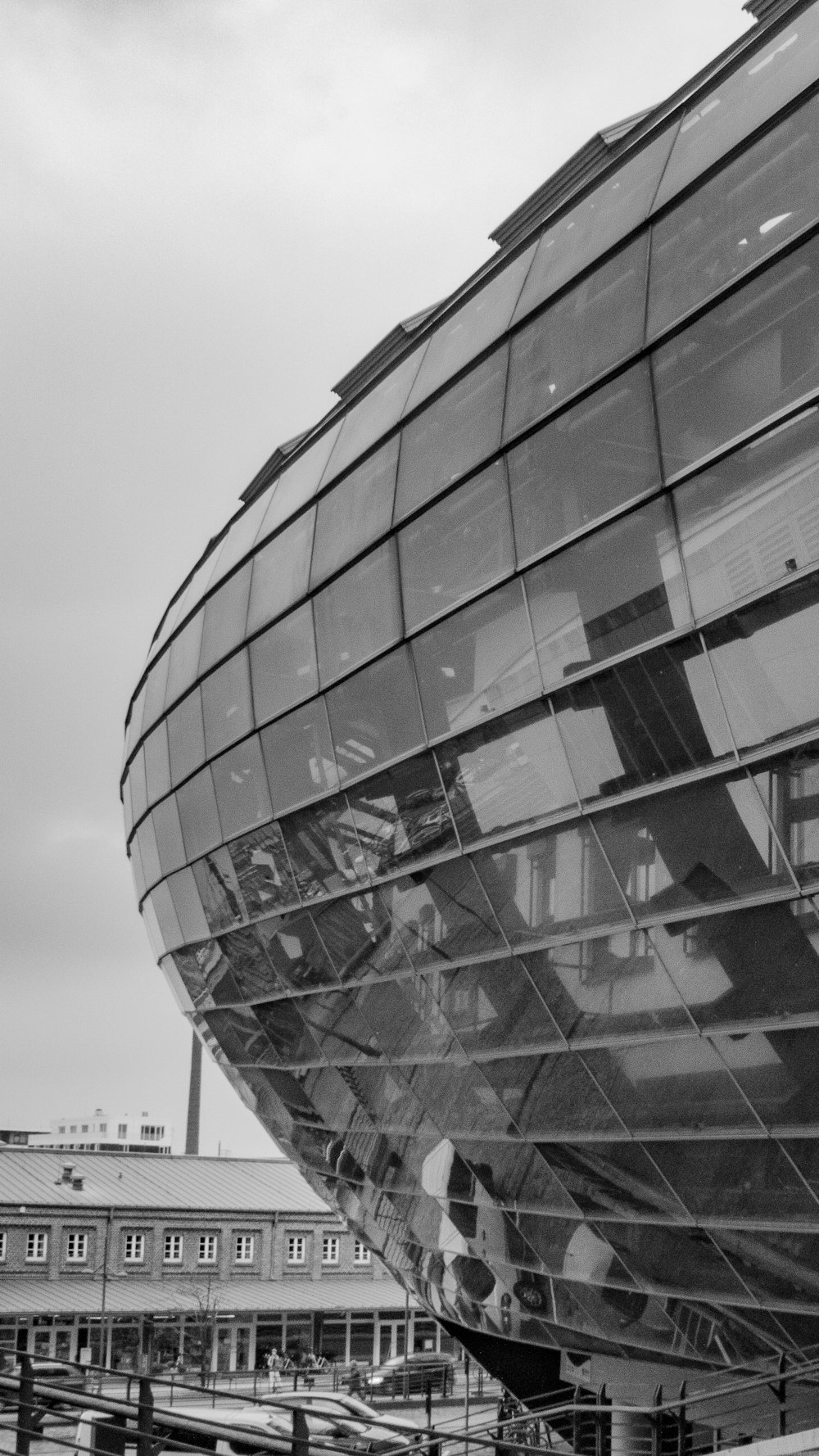 uma foto em preto e branco de um grande edifício