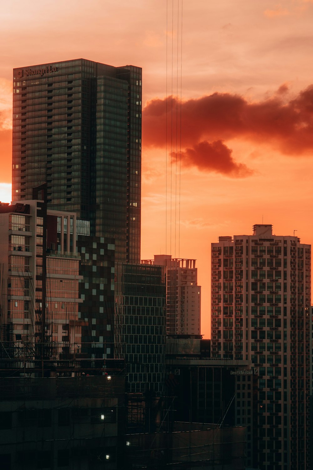 Blick auf die Skyline einer Stadt bei Sonnenuntergang