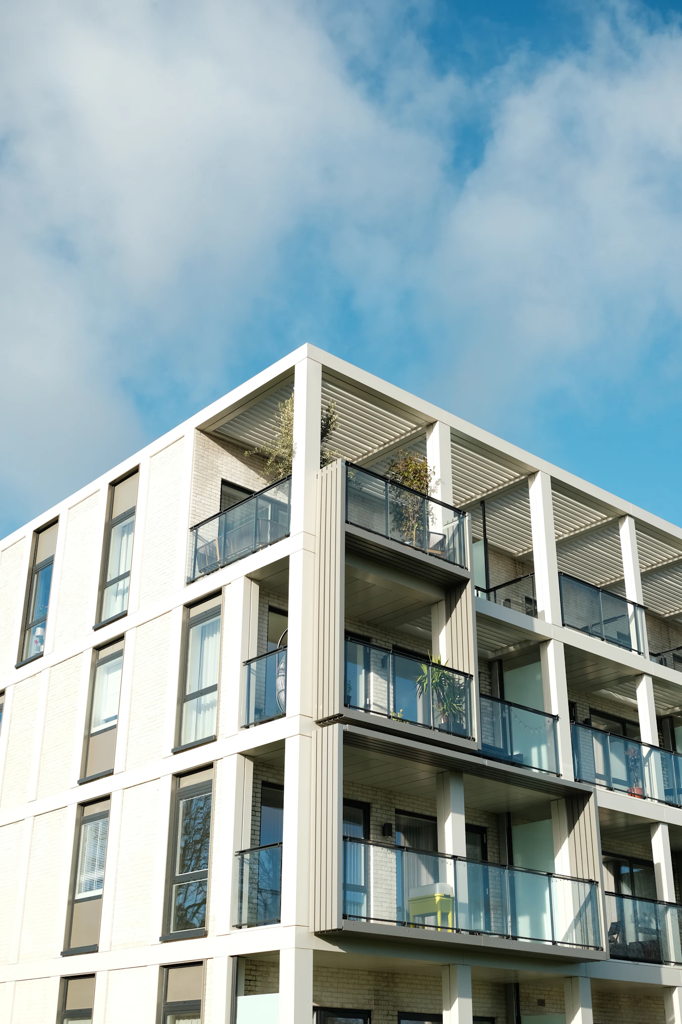 Zeitgemäße Balkone mit Metall- und Glasgeländern als Gestaltungsbeispiel