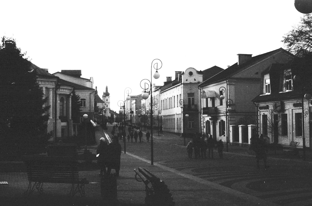 a black and white photo of a city street