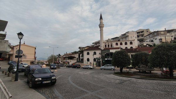 A car parked on the side of a road next to a tall building — Ulcinj, Montenegro