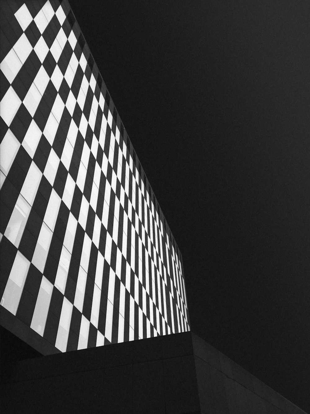 a black and white photo of a building