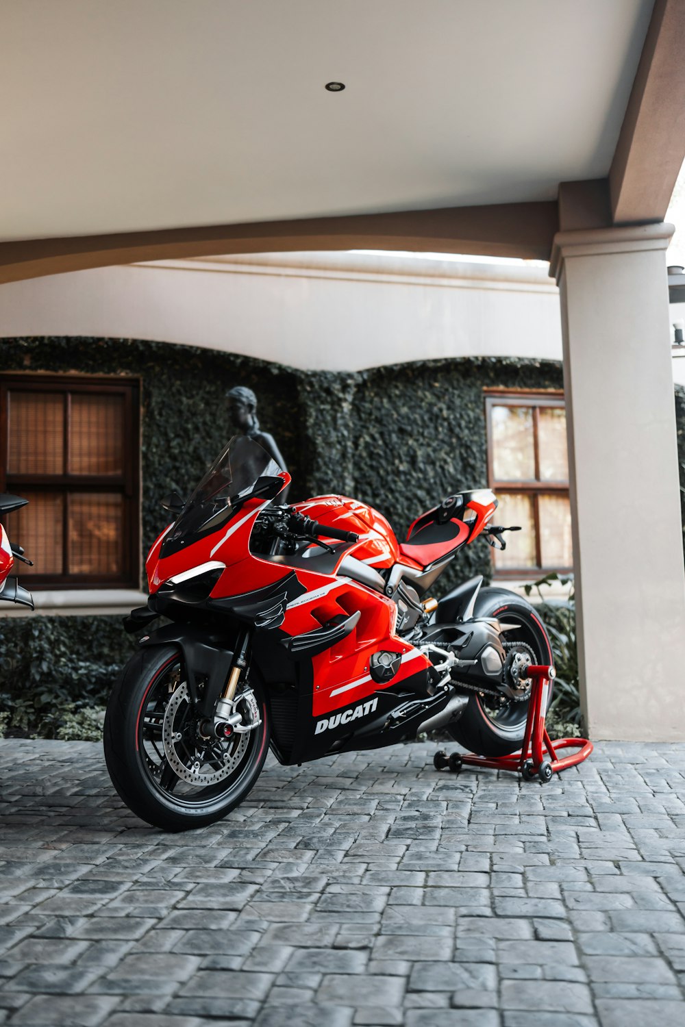 Una motocicleta roja estacionada frente a un edificio