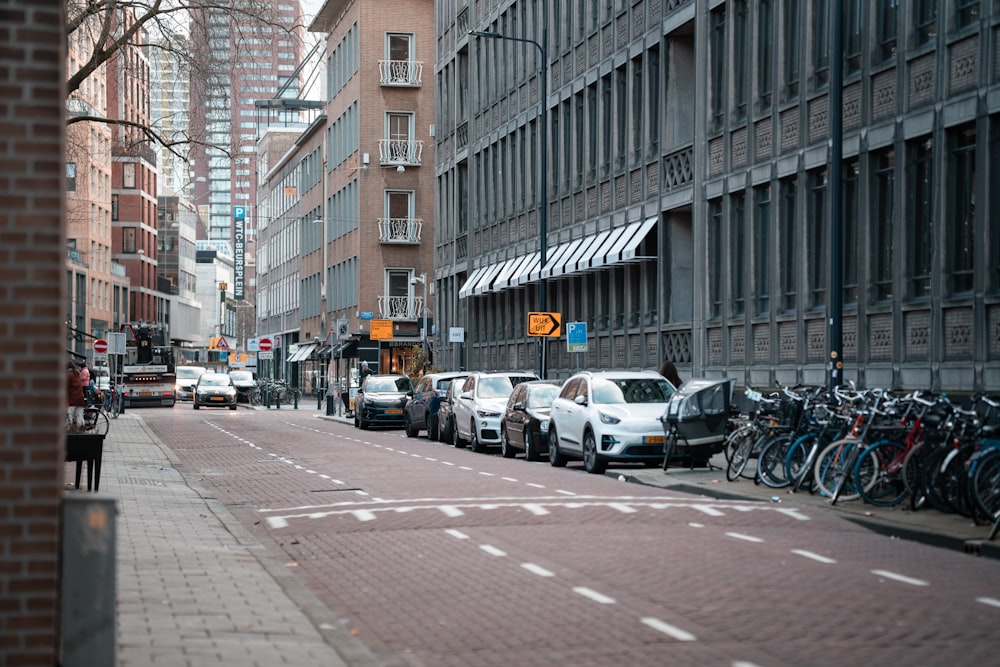 Eine Stadtstraße mit viel Verkehr neben hohen Gebäuden