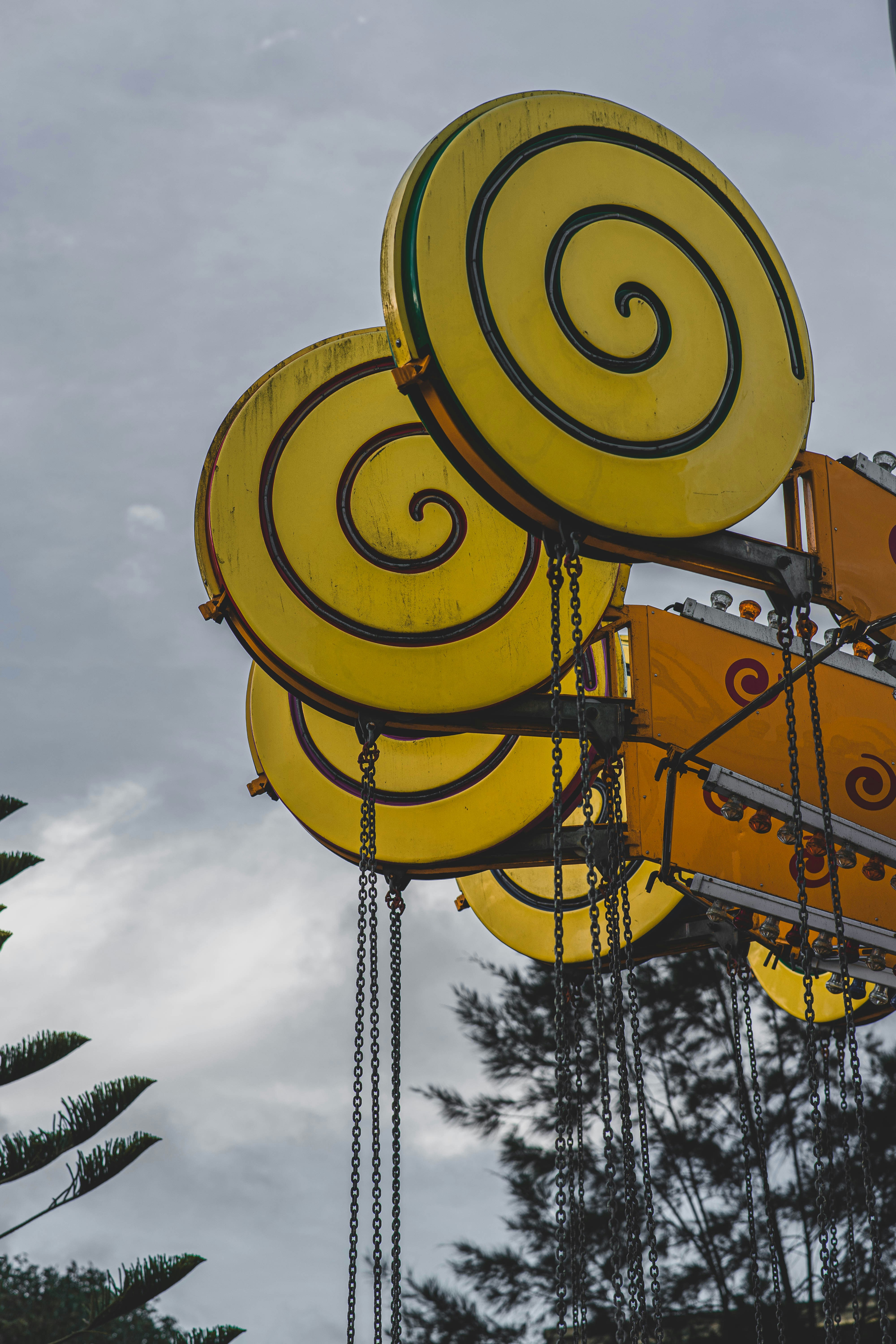 ein großes gelbes Schild, das an der Seite eines Gebäudes hängt