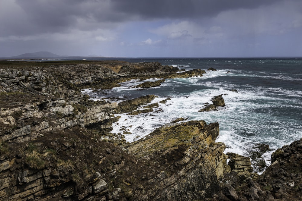 Una vista dell'oceano da una scogliera rocciosa