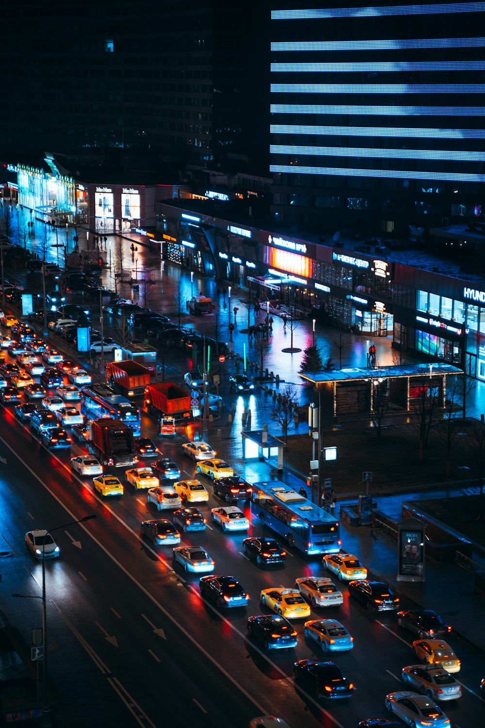 Una calle de la ciudad llena de mucho tráfico por la noche