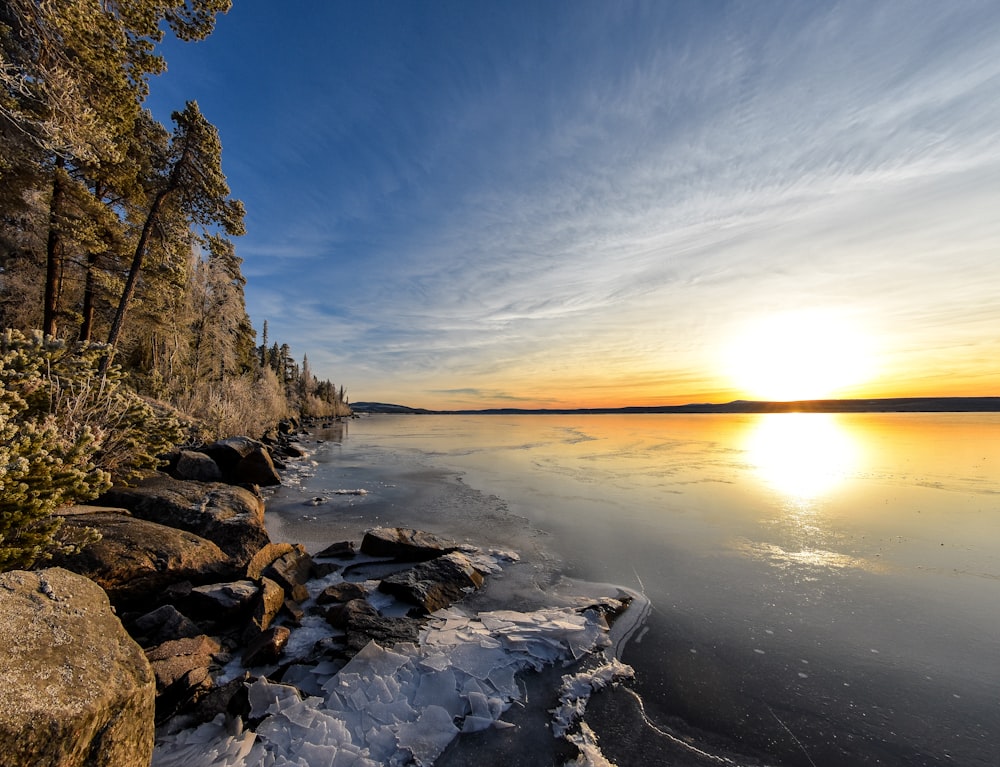 El sol se está poniendo sobre un lago congelado