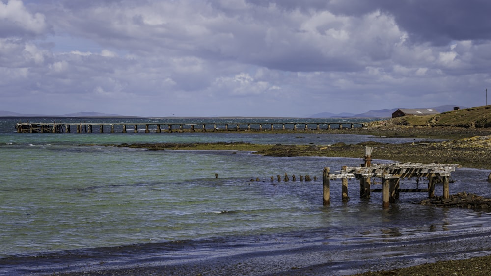 Un hombre parado en un muelle en el agua