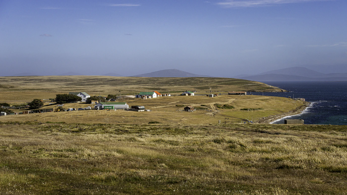Die Bucht Gypsy Cove bei Stanley mit Sandstrand und Felsen